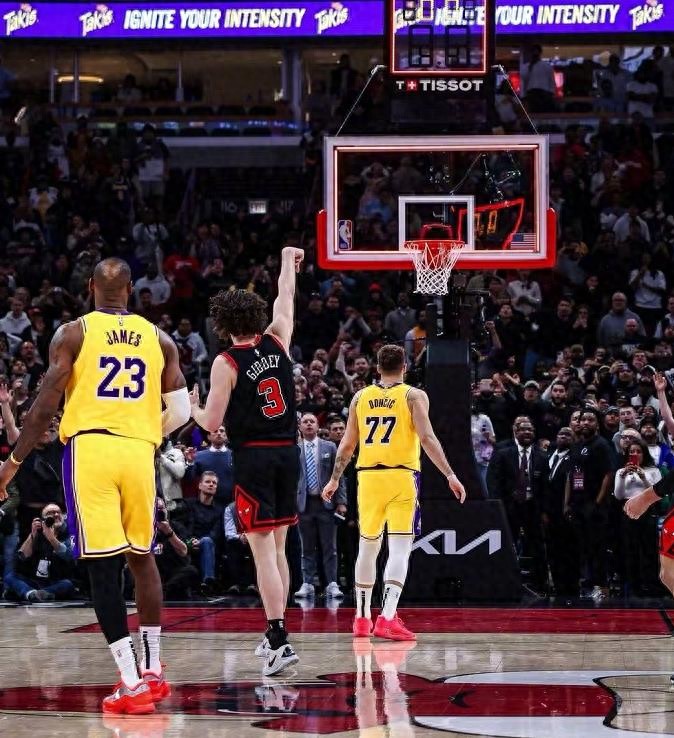 湖人不敌公牛，詹姆斯成背景板，赛后听听各界媒体专家怎么说